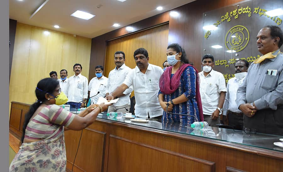 ಕಾರ್ಯಕ್ರಮದಲ್ಲಿ ಸರ್ಕಾರಿ ನೌಕರರಿಗೆ ವೈದ್ಯಕೀಯ ವೆಚ್ಚದ ಬಿಲ್ ವಿತರಣೆ ಮಾಡಲಾಯಿತು.