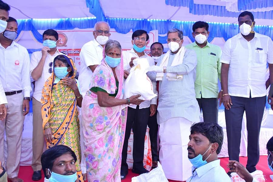 ಯಲಬುರ್ಗಾ ಪಟ್ಟಣದಲ್ಲಿ ಬುಧವಾರ ಮಾಜಿ ಮುಖ್ಯಮಂತ್ರಿ ಸಿದ್ದರಾಮಯ್ಯ ಅವರು ಬಡವರಿಗೆ ದಿನಸಿ ಕಿಟ್ ವಿತರಿಸಿದರು. ಮಾಜಿ ಸಚಿವ ಬಸವರಾಜ ರಾಯರಡ್ಡಿ, ಶಿವರಾಜ ತಂಗಡಗಿ, ಭೈರತಿ ಸುರೇಶ ಇದ್ದರು