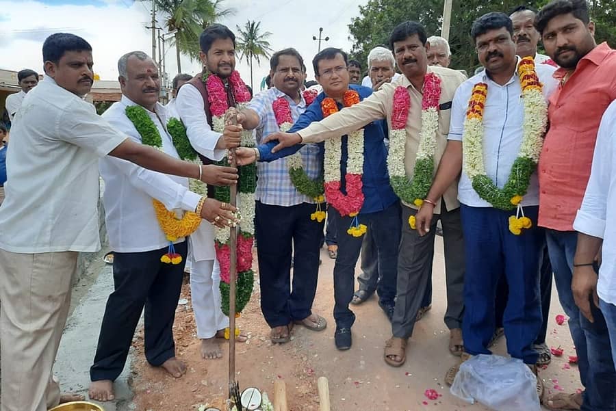 ಸೂಲಿಬೆಲೆ ಹೋಬಳಿ ಇ.ಮುತ್ಸಂದ್ರ ಗ್ರಾಮದಲ್ಲಿ ವಿವಿಧ ಕಾಮಗಾರಿಗಳಿಗೆ ಶಾಸಕ ಶರತ್ ಬಚ್ಚೇಗೌಡ ಭೂಮಿ ಪೂಜೆ ನೆರವೇರಿಸಿದರು