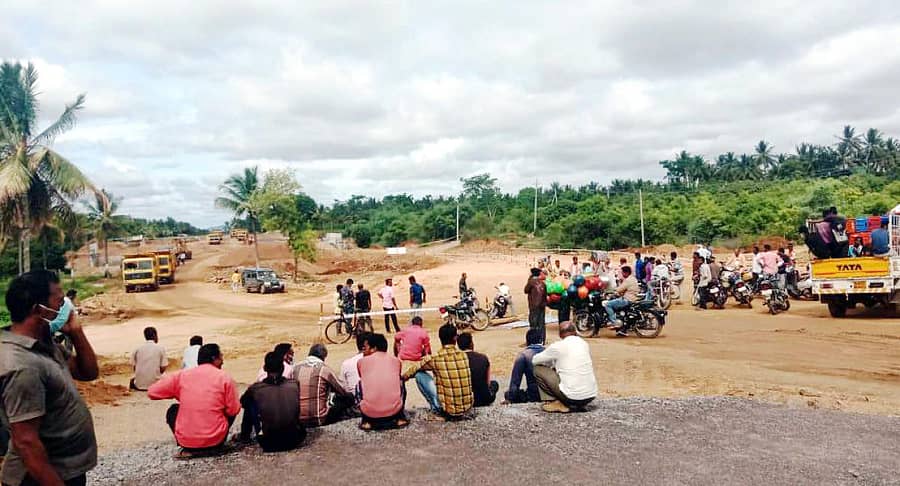 ಚನ್ನಪಟ್ಟಣ ತಾಲ್ಲೂಕಿನ ಪಟ್ಲು ಗ್ರಾಮದ ಬಳಿ ಅಂಡರ್ ಪಾಸ್ ರಸ್ತೆಗೆ ಒತ್ತಾಯಿಸಿ ಗ್ರಾಮಸ್ಥರು ಪ್ರತಿಭಟನೆ ನಡೆಸಿದರು