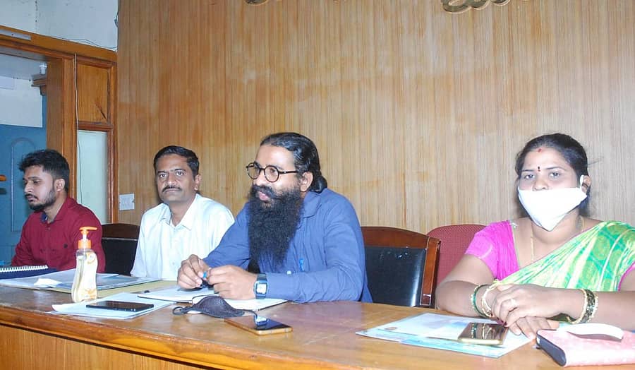 ಕೋಲಾರದಲ್ಲಿ ಬುಧವಾರ ನಡೆದ ಜನತಾ ಜೀವ ಜಾಗೃತಿ ಅಭಿಯಾನದಲ್ಲಿ ರಾಜ್ಯ ಜೀವ ವೈವಿಧ್ಯ ಮಂಡಳಿ ಸಹಾಯಕ ಸಂಶೋಧಕ ಪ್ರೀತಂ ಮಾತನಾಡಿದರು.