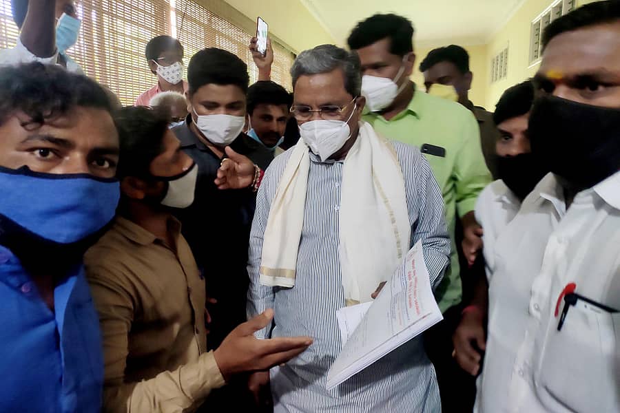 ಕೊಪ್ಪಳದ ಪ್ರವಾಸಿ ಮಂದಿರದಲ್ಲಿ ಬುಧವಾರ ಅಂಗವಿಕಲ ನೌಕರರ ಸಂಘದಿಂದ ವಿರೋಧ ಪಕ್ಷದ ನಾಯಕ ಸಿದ್ದರಾಮಯ್ಯ ಅವರಿಗೆ ಮನವಿ ಸಲ್ಲಿಸಲಾಯಿತು