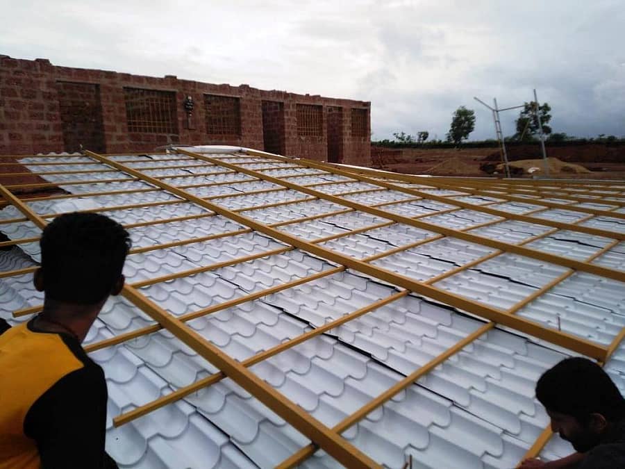 ಭಟ್ಕಳದ ಹನುಮಾನ್ ನಗರದಲ್ಲಿ ಬುಧವಾರ ಬೀಸಿದ ರಭಸದ ಗಾಳಿಗೆ, ನಿರ್ಮಾಣ ಹಂತದಲ್ಲಿದ್ದ ಮನೆಯೊಂದರ ಚಾವಣಿ ಬಿದ್ದಿರುವುದು