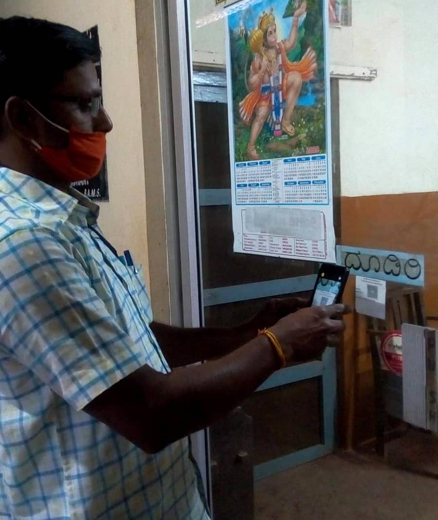 ಆಸ್ಪತ್ರೆಗೆ ಬಂದಿದ್ದ ರೋಗಿಯೊಬ್ಬರಿಗೆ ಕ್ಯೂಆರ್ ಕೋಡ್ ಸ್ಕ್ಯಾನ್ ಮಾಡಲು ಸಹಕರಿಸಿದ ಆಸ್ಪತ್ರೆಯ ಸಿಬ್ಬಂದಿ