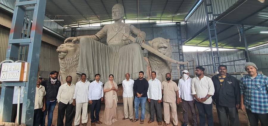 ಬೆಳಗಾವಿ ತಾಲ್ಲೂಕಿನ ಯಳ್ಳೂರು ಬಳಿಯ ರಾಜಹಂಸಗಢದಲ್ಲಿ ನಿರ್ಮಾಣವಾಗುತ್ತಿರುವ ಛತ್ರಪತಿ ಶಿವಾಜಿ ಮಹಾರಾಜರ ಪ್ರತಿಮೆಯನ್ನು ಶಾಸಕಿ ಲಕ್ಷ್ಮಿ ಹೆಬ್ಬಾಳಕರ ವೀಕ್ಷಿಸಿದರು.