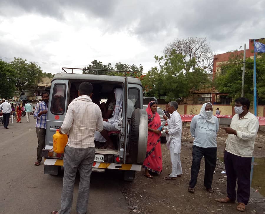 ಆಳಂದ ಪಟ್ಟಣಕ್ಕೆ ಹೋಗುವ ಕ್ರೂಜರ್ಗಳಲ್ಲಿ ಅಂತರ ಕಾಯ್ದುಕೊಳ್ಳದೆ ಕುಳಿತಿರುವ ಪ್ರಯಾಣಿಕರು