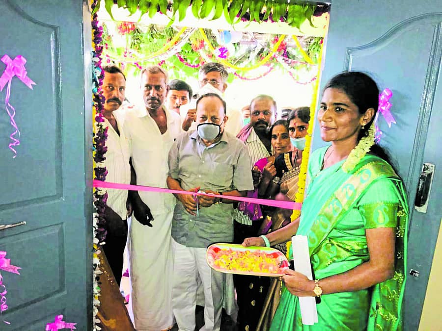 ಮಧುಗಿರಿ ತಾಲ್ಲೂಕು ಕವಣದಾಲ ಗ್ರಾಮ ಪಂಚಾಯಿತಿಯ ನೂತನ ಕಟ್ಟಡವನ್ನು ಶಾಸಕ ಎಂ.ವಿ.ವೀರಭದ್ರಯ್ಯ ಉದ್ಘಾಟಿಸಿದರು.