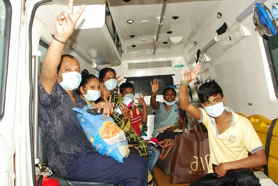 ಕೋವಿಡ್ನಿಂದ ಮುಕ್ತರಾದವರು ವಿಜಯದ ಸಂಕೇತ ತೋರಿಸುತ್ತಾ ಮನೆಗೆ ತೆರಳಿದರು