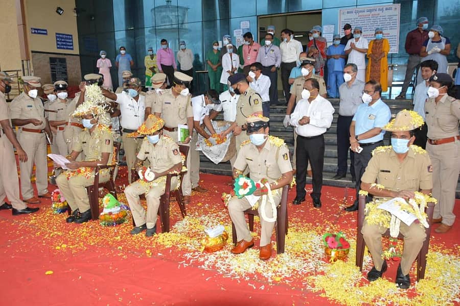 ಹಾಸನ ಹಿಮ್ಸ್ ಆಸ್ಪತ್ರೆ ಪ್ರವೇಶ ದ್ವಾರದಲ್ಲಿ ಕೋವಿಡ್ 19 ರೋಗದಿಂದ ಗುಣಮಖರಾದ ಪೊಲೀಸ್ ಸಿಬ್ಬಂದಿಗೆ ಪುಷ್ಪವೃಷ್ಟಿ ಮಾಡಿ ಬೀಳ್ಕೊಡಲಾಯಿತು.