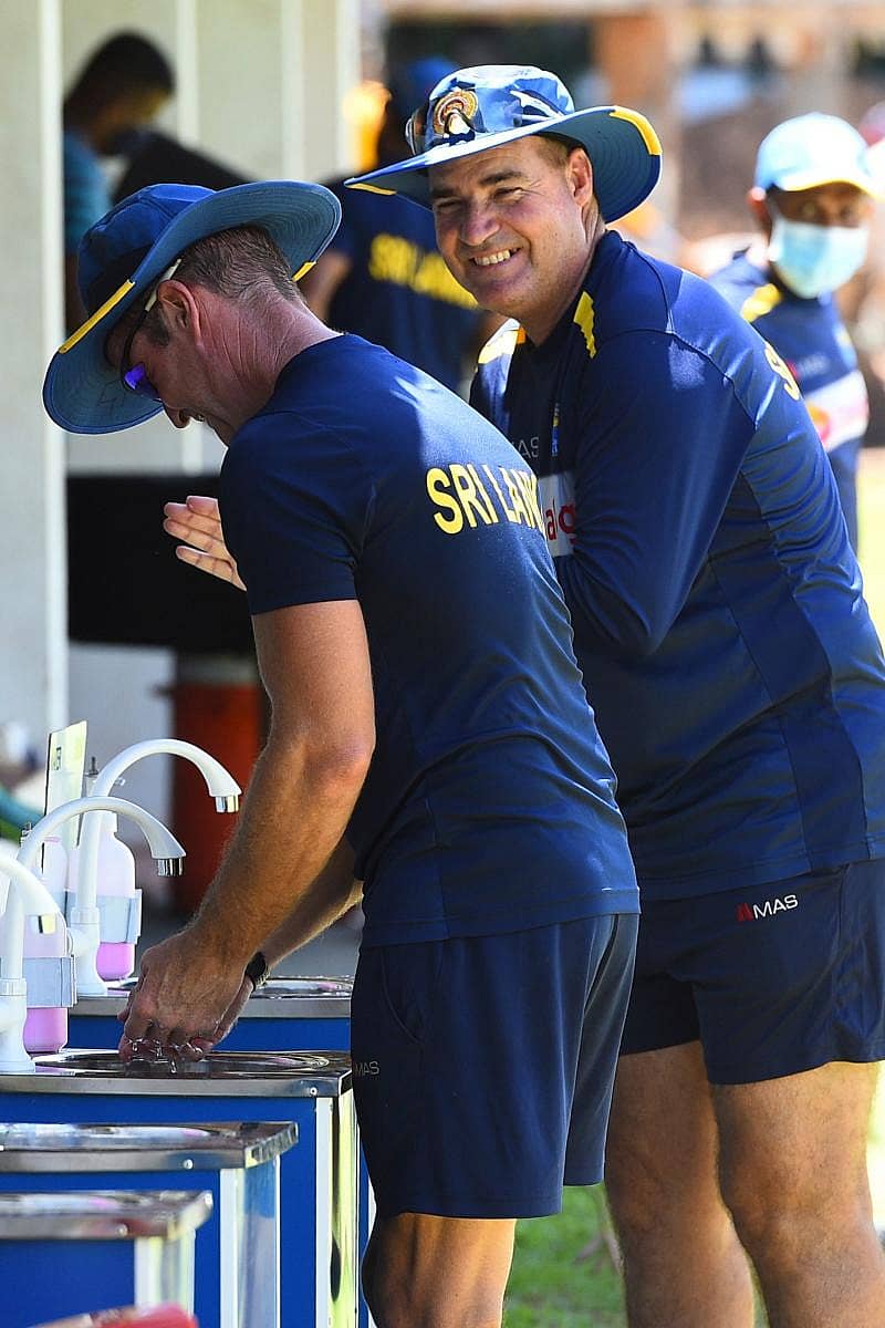 ಶ್ರೀಲಂಕಾ ತಂಡದ ಮುಖ್ಯ ಕೋಚ್ ಮಿಕ್ಕಿ ಆರ್ಥರ್ ಮತ್ತು ಸಿಬ್ಬಂದಿಯು ಕೈ ತೊಳೆದುಕೊಳ್ಳುತ್ತಿರುವುದು  –ಎಎಫ್‌ಪಿ ಚಿತ್ರ