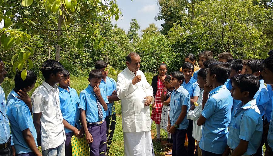 ಹನುಮಸಾಗರ ಸಮೀಪದ ಮದಲಗಟ್ಟಿ ಗ್ರಾಮದಲ್ಲಿ ದೇವೇಂದ್ರಪ್ಪ ಬಳೂಟಗಿ ಅವರು ಬೆಳೆಸಿರುವ ಸಮೃದ್ಧಿ ಅರಣ್ಯದಲ್ಲಿ ವಿದ್ಯಾರ್ಥಿಗಳಿಗೆ ಪರಿಸರ ಪಾಠ ಮಾಡುತ್ತಿರುವುದು (ಸಂಗ್ರಹ ಚಿತ್ರ)
