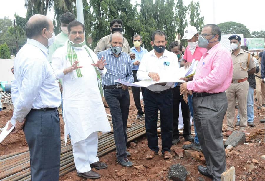 ಬೆಳಗಾವಿಯ ರೈಲು ನಿಲ್ದಾಣ ನಿರ್ಮಾಣ ಕಾಮಗಾರಿ ಕುರಿತು ರೈಲ್ವೆ ಖಾತೆ ರಾಜ್ಯ ಸಚಿವ ಸುರೇಶ ಅಂಗಡಿ ಅಧಿಕಾರಿಗಳಿಂದ ಮಾಹಿತಿ ಪಡೆದರು