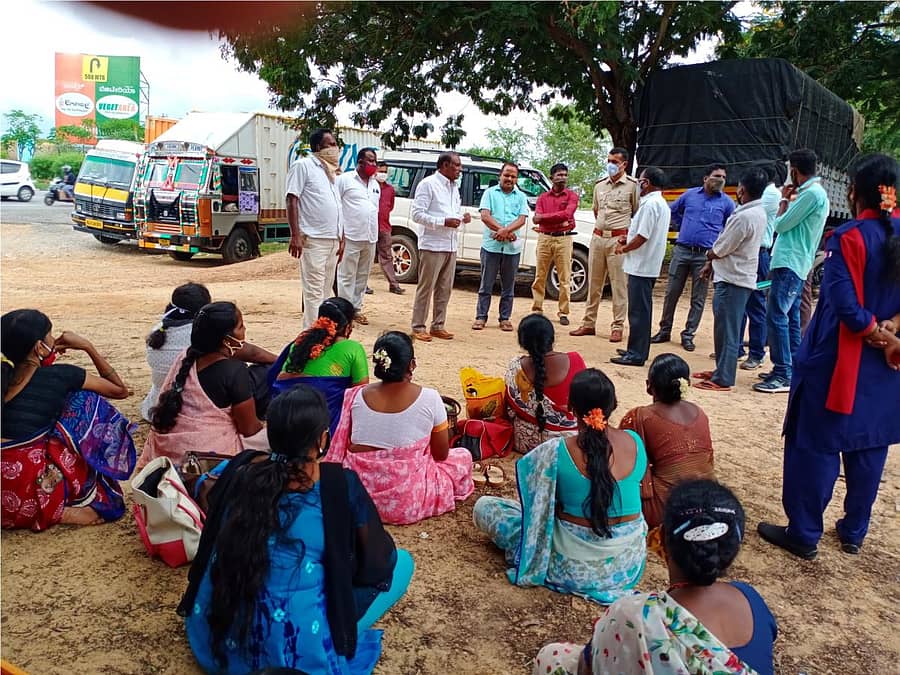 ಕುಣಿಗಲ್ ತಾಲ್ಲೂಕು ಅವರೆಗೆರೆ ಕಾರ್ಖಾನೆ ಮುಂದೆ ಪ್ರತಿಭಟನೆ ನಡೆಸುತ್ತಿದ್ದ ಮಹಿಳೆಯರೊಂದಿಗೆ ಬಿಜೆಪಿ ಮುಖಂಡ ಡಿ.ಕೃಷ್ಣಕುಮಾರ್, ಸ್ಥಾಯಿ ಸಮಿತಿ ಅಧ್ಯಕ್ಷ ಬಲರಾಂ, ಪಿಎಸ್ಐ ಮಂಜು ಚರ್ಚಿಸಿದರು