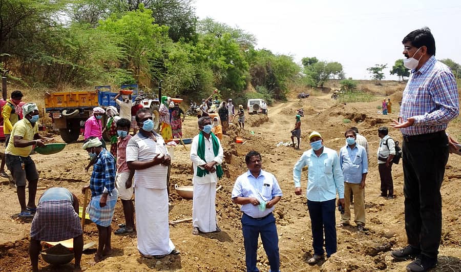 ಉದ್ಯೋಗ ಖಾತ್ರಿ ಯೋಜನೆಯಡಿ ಹಾವೇರಿ ತಾಲ್ಲೂಕು ಯಲಗಚ್ಚಿ ಹಳ್ಳದ ಹೂಳು ತೆಗೆಯುವ ಕಾಮಗಾರಿ ಪರಿಶೀಲಿಸುತ್ತಿರುವ ಜಿಲ್ಲಾ ಪಂಚಾಯ್ತಿ ಸಿಇಒ ರಮೇಶ ದೇಸಾಯಿ