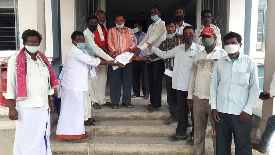 ಬಾಗೇಪಲ್ಲಿ ತಾಲ್ಲೂಕು ಕಚೇರಿ ಮುಂದೆ ದಲಿತ ಹಕ್ಕುಗಳ ಸಮಿತಿ ಮುಖಂಡರು ಶಿರಸ್ತೇದಾರ್ ಅವರಿಗೆ ಮನವಿ ಸಲ್ಲಿಸಿದರು