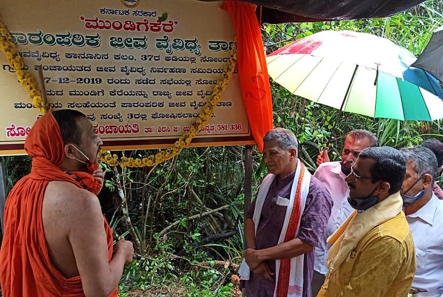 ಶಿರಸಿ ತಾಲ್ಲೂಕಿನ ಸೋಂದಾ ಮುಂಡಿಗೆಕೆರೆಯಲ್ಲಿ ಅಳವಡಿಸಿರುವ ಫಲಕವನ್ನು ಸ್ವರ್ಣವಲ್ಲಿ ಶ್ರೀಗಳು ಅನಾವರಣಗೊಳಿಸಿದರು