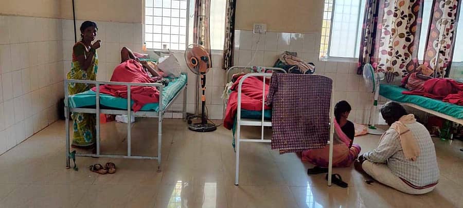 ಪಟ್ಟಣದ ಸರ್ಕಾರಿ ಆಸ್ಪತ್ರೆಯಲ್ಲಿ ವಾರ್ಡ್ನಲ್ಲಿ ಮನೆಯಿಂದ ಫ್ಯಾನ್ ತಂದಿಟ್ಟುಕೊಂಡಿರುವುದು