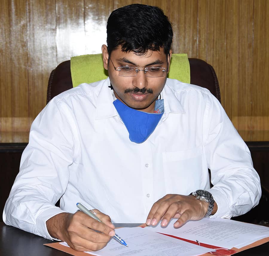 ಬೀದರ್‌ನಲ್ಲಿ ಗುರುವಾರ ನೂತನ ಜಿಲ್ಲಾಧಿಕಾರಿ ರಾಮಚಂದ್ರನ್ ಆರ್. ಅಧಿಕಾರ ವಹಿಸಿಕೊಂಡರು