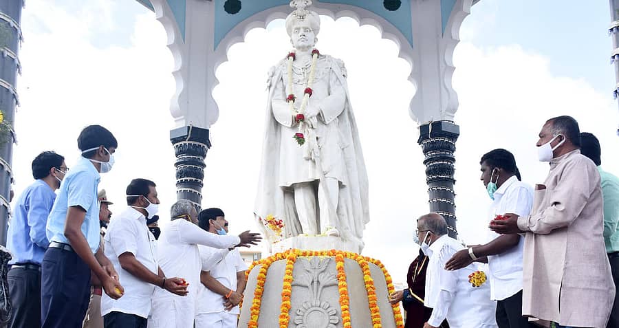 ಜಿಲ್ಲಾಡಳಿತದ ವತಿಯಿಂದ ಗುರುವಾರ ಉಸ್ತುವಾರಿ ಸಚಿವ ಎಸ್.ಟಿ.ಸೋಮಶೇಖರ್ ಅವರು ಮೈಸೂರಿನ ಕೆ.ಆರ್.ವೃತ್ತದಲ್ಲಿನ ನಾಲ್ವಡಿ ಕೃಷ್ಣರಾಜ ಒಡೆಯರ್ ಅವರ ಪ್ರತಿಮೆಗೆ ಪುಷ್ಪಾರ್ಚನೆ ಮಾಡಿದರು. ಜಿಲ್ಲಾಧಿಕಾರಿ ಅಭಿರಾಂ ಜಿ.ಶಂಕರ್, ಶಾಸಕರಾದ ಎಲ್.ನಾಗೇಂದ್ರ, ಎಸ್.ಎ.ರಾಮದಾಸ್, ಜಿ.ಟಿ.ದೇವೇಗೌಡ ಇದ್ದಾರೆ