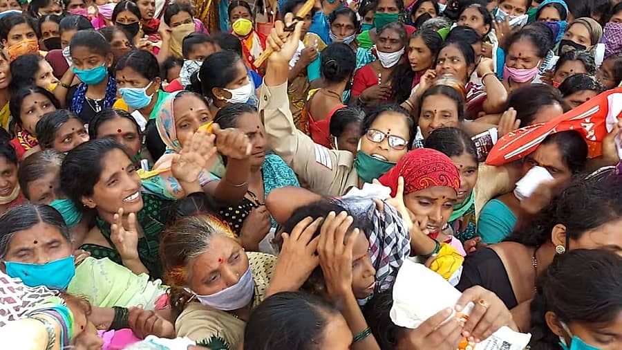 ಬೆಳಗಾವಿಯಲ್ಲಿ ಕಿಟ್ಗೆ ಮುಗಿಬಿದ್ದ ಮಹಿಳೆಯರನ್ನು ನಿಯಂತ್ರಿಸಲು ಡಬ್ಲ್ಯುಪಿಸಿ ಒಬ್ಬರು ಯತ್ನಿಸಿದರು.