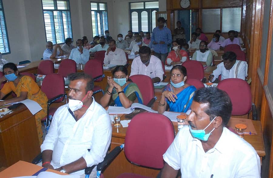 ಕೋಲಾರದಲ್ಲಿ ಗುರುವಾರ ನಡೆದ ತಾ.ಪಂ ಸಾಮಾನ್ಯ ಸಭೆಯಲ್ಲಿ ಸದಸ್ಯರು ಹಾಗೂ ಅಧಿಕಾರಿಗಳು ಪಾಲ್ಗೊಂಡರು.