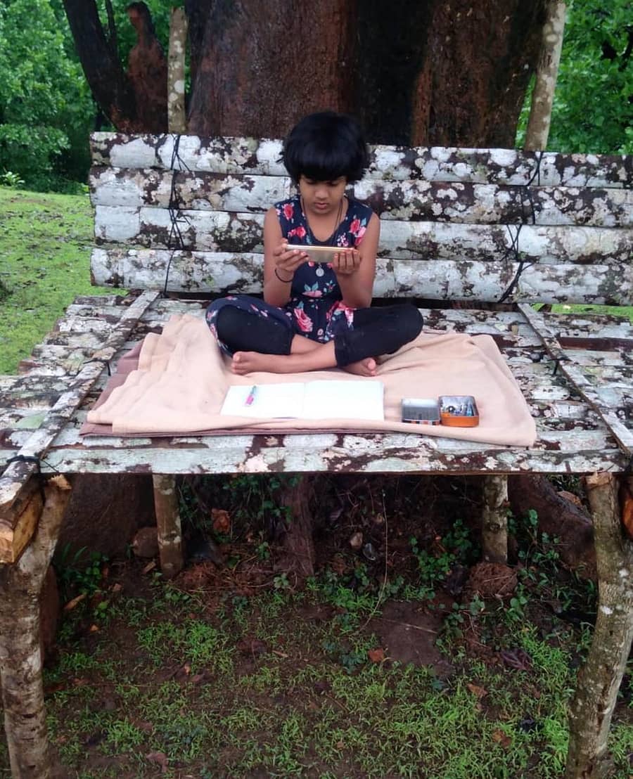 ಬೆಟ್ಟದಲ್ಲಿ ಕಟ್ಟಿರುವ ಅಡಿಕೆ ಅಟ್ಟದಲ್ಲಿ ಕುಳಿತು ಆನ್‌ಲೈನ್ ಪಾಠ ಕೇಳುವ ಪುಟಾಣಿ ಸಾನ್ವಿ