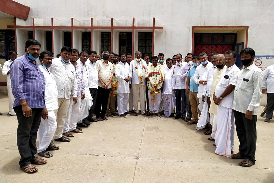 ಕೊಪ್ಪಳದ ಕೃಷಿ ಉತ್ಪನ್ನ ಮಾರುಕಟ್ಟೆ ಸಮಿತಿಯಲ್ಲಿ 4ನೇ ಅವಧಿಗೆ ಗುರುವಾರ ನಡೆದ ಚುನಾವಣೆಯಲ್ಲಿ ಅಧ್ಯಕ್ಷ ಹಾಗೂ ಉಪಾಧ್ಯಕ್ಷರಾಗಿ ಅವಿರೋಧವಾಗಿ ಆಯ್ಕೆಯಾದ ಕಾಂಗ್ರೆಸ್‌ನ ನಾಗರಾಜ ಚಳ್ಳೊಳ್ಳಿ ಹಾಗೂ ವೆಂಕಣ್ಣ ವರಕನಹಳ್ಳಿ ಅವರನ್ನು ಮುಖಂಡರು, ಬೆಂಬಲಿಗರು ಅಭಿನಂದಿಸಿದರು 