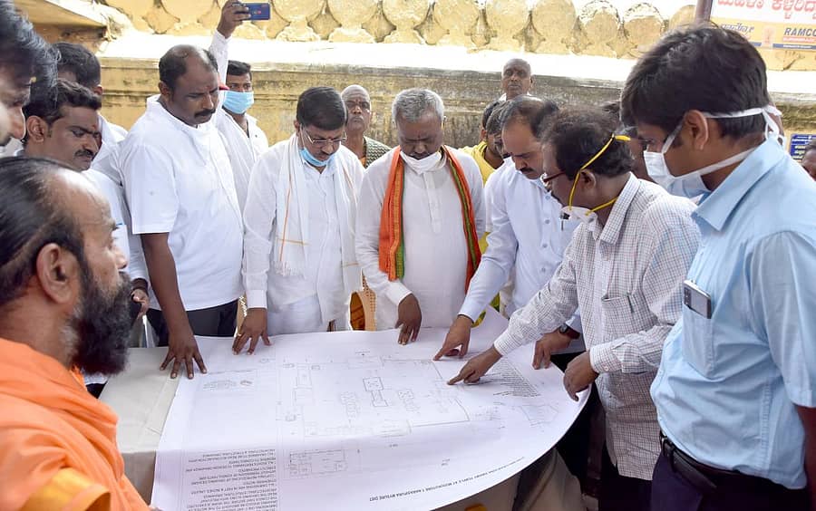 ಮುಡುಕುತೊರೆ ದೇಗುಲಕ್ಕೆ ಭೇಟಿ ನೀಡಿದ್ದ ಜಿಲ್ಲಾ ಉಸ್ತುವಾರಿ ಸಚಿವ ಎಸ್.ಟಿ.ಸೋಮಶೇಖರ್ ಅವರು ನಕ್ಷೆ ವೀಕ್ಷಿಸಿದರು. ಅಶ್ವಿನ್ ಕುಮಾರ್, ಅಭಿರಾಂ ಜಿ.ಶಂಕರ್ ಇದ್ದಾರೆ