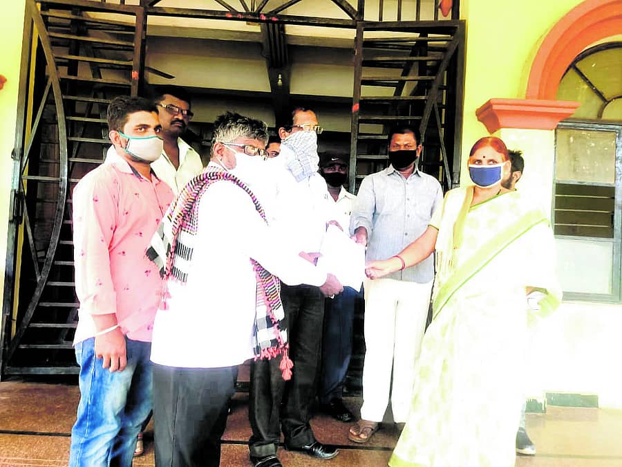 ಹುಮನಾಬಾದ್ನಲ್ಲಿ ಕರ್ನಾಟಕ ಪ್ರಾಂತ ಕೃಷಿ ಕೂಲಿಕಾರರ ಸಂಘದಿಂದ ಗುರುವಾರ ಉಪ ತಹಶೀಲ್ದಾರ್ ಕರೀಂ ಸಾಬ್ ಅವರಿಗೆ ಮನವಿ ಸಲ್ಲಿಸಲಾಯಿತು