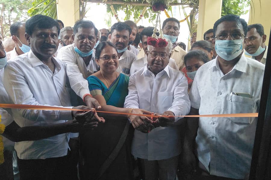 ಚಿಂತಾಮಣಿ ತಾಲ್ಲೂಕಿನ ಮಿಟ್ಟಹಳ್ಳಿ ಗ್ರಾಮ ಪಂಚಾಯಿತಿ ನೂತನ ಕಟ್ಟಡವನ್ನು ಶಾಸಕ ವಿ.ಮುನಿಯಪ್ಪ ಗುರುವಾರ ಉದ್ಘಾಟಿಸಿದರು