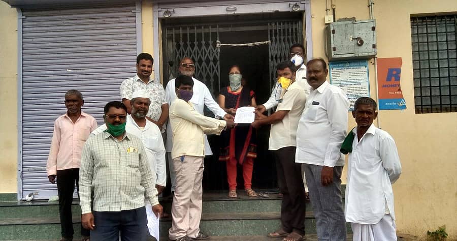 ಅಥಣಿ ತಾಲ್ಲೂಕಿನ ಕೋಹಳ್ಳಿ ಗ್ರಾಮದ ಕೆನರಾ ಬ್ಯಾಂಕ್‌ ಶಾಖೆಗೆ ವ್ಯವಸ್ಥಾಪಕರ ನೇಮಕಕ್ಕೆ ಆಗ್ರಹಿಸಿ ರೈತರು ಮನವಿ ಸಲ್ಲಿಸಿದರು