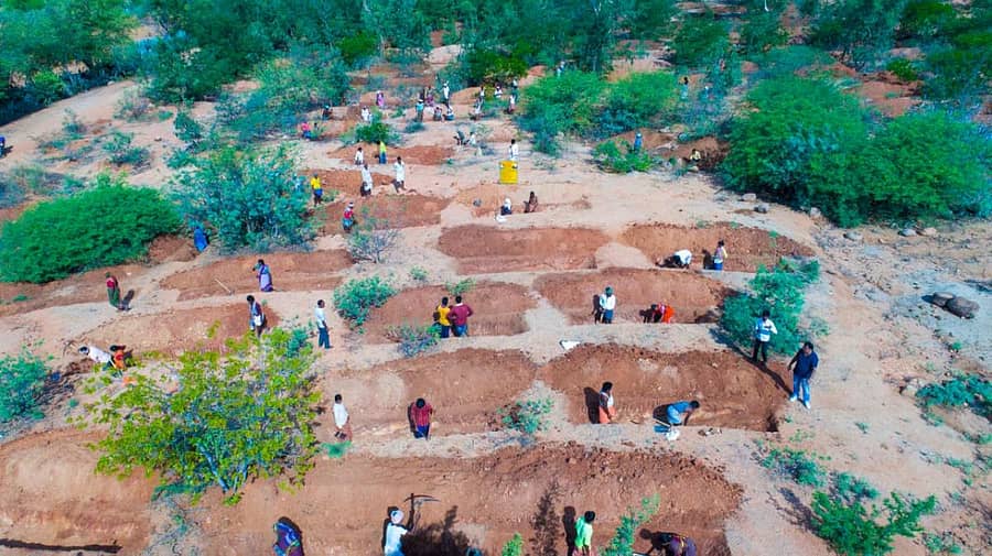 ಬಂಗಾಪುರ ಅರಣ್ಯ ಪ್ರದೇಶದಲ್ಲಿ ನರೇಗಾ ಯೋಜನೆಯಡಿ ಇಂಗು ಗುಂಡಿ ತೆಗೆಯುತ್ತಿರುವ ದೃಶ್ಯ