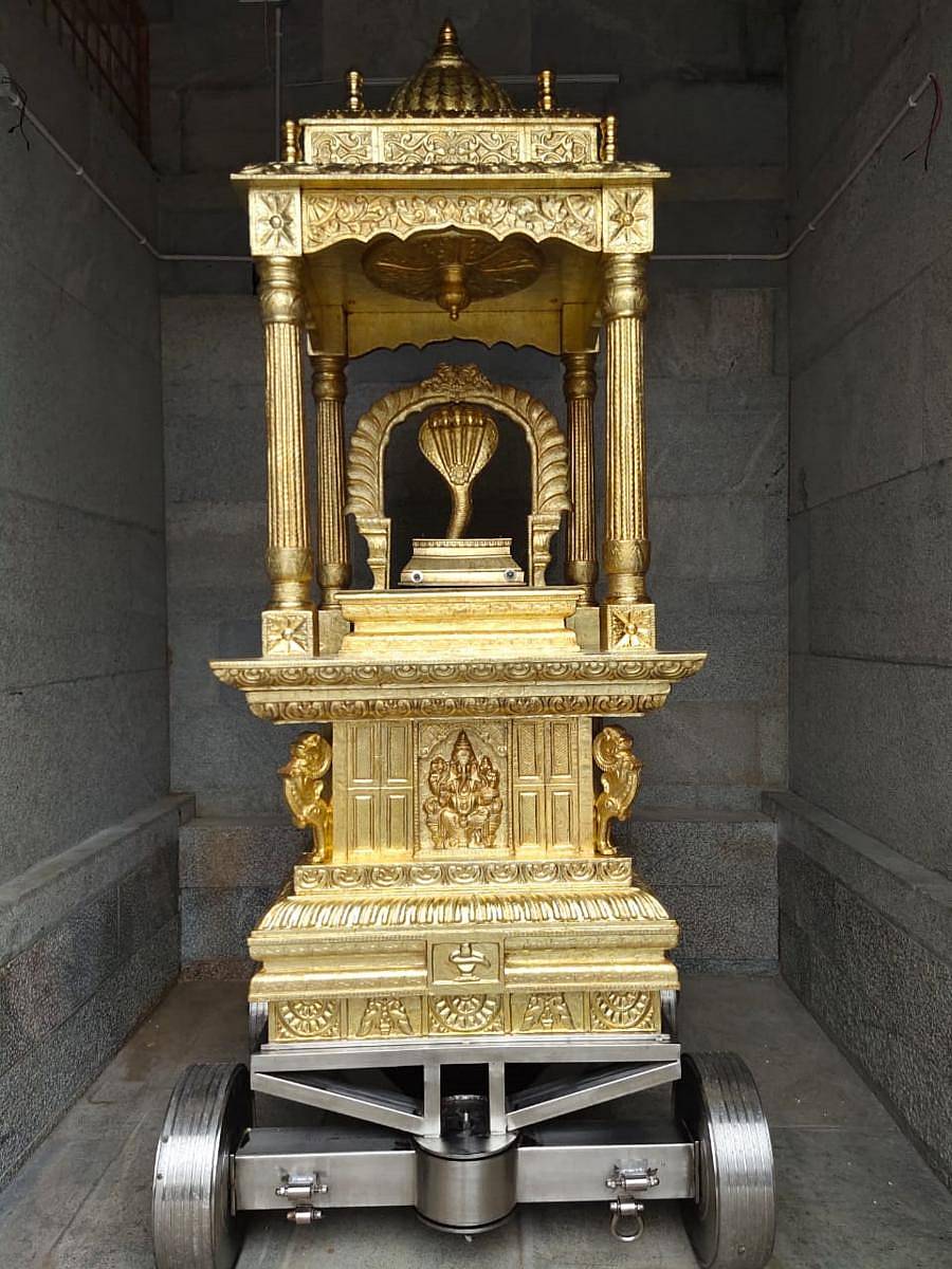 ಕುಣಿಗಲ್ ತಾಲ್ಲೂಕು ಎಡೆಯೂರು ಸಿದ್ಧಲಿಂಗೇಶ್ವರಸ್ವಾಮಿ ದೇವಾಲಯಕ್ಕೆ ಚಿನ್ನದ ರಥ ಸಮರ್ಪಣೆ ಮಾಡಿದ ಶಿವಣ್ಣ, ರುದ್ರಾಣಮ್ಮ ದಂಪತಿ