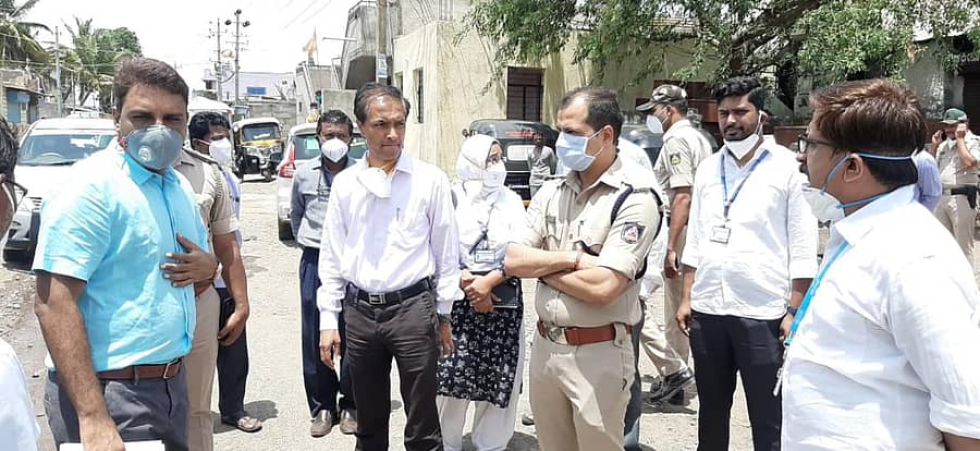 ವಿಜಯಪುರದ ಅಲ್ಲಾಪುರ ಬೇಸ್ ಕೋವಿಡ್‌ ಕಂಟೈನ್ಮೆಂಟ್‌ಗೆ ಗುರುವಾರ ಭೇಟಿ ನೀಡಿದ ಜಿಲ್ಲಾಧಿಕಾರಿ ವೈ.ಎಸ್ ಪಾಟೀಲ ಸಾರ್ವಜನಿಕರೊಂದಿಗೆ ಸಮಾಲೋಚನೆ ನಡೆಸಿದರು. ಜಿಲ್ಲಾ ಪೊಲೀಸ್‌ ವರಿಷ್ಠಾಧಿಕಾರಿ ಅನುಪಮ್‌ ಅಗರವಾಲ್‌, ಪಾಲಿಕೆ ಆಯುಕ್ತ ಶ್ರೀಹರ್ಷ ಶೆಟ್ಟಿ ಇದ್ದರು