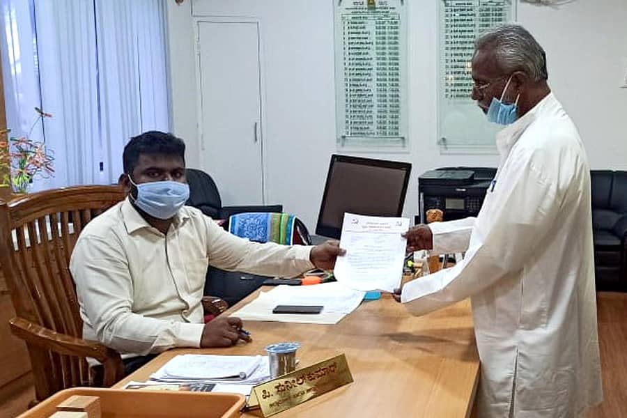 ಕೊಪ್ಪಳದ ಜಿಲ್ಲಾಧಿಕಾರಿಗಳ ಕಛೇರಿಯಲ್ಲಿ ಗುರುವಾರ ಕೃಷಿ ಕೂಲಿಕಾರರ ವಿವಿಧ ಬೇಡಿಕೆಗಳ ಈಡೇರಿಕೆಗೆ ಒತ್ತಾಯಿಸಿ ಕರ್ನಾಟಕ ಪ್ರಾಂತ ಕೃಷಿ ಕೂಲಿಕಾರರ ಸಂಘದಿಂದ ಜಿಲ್ಲಾಧಿಕಾರಿ ಪಿ.ಸುನೀಲ್ ಕುಮಾರ ಅವರಿಗೆ ಮನವಿ ಸಲ್ಲಿಸಲಾಯಿತು