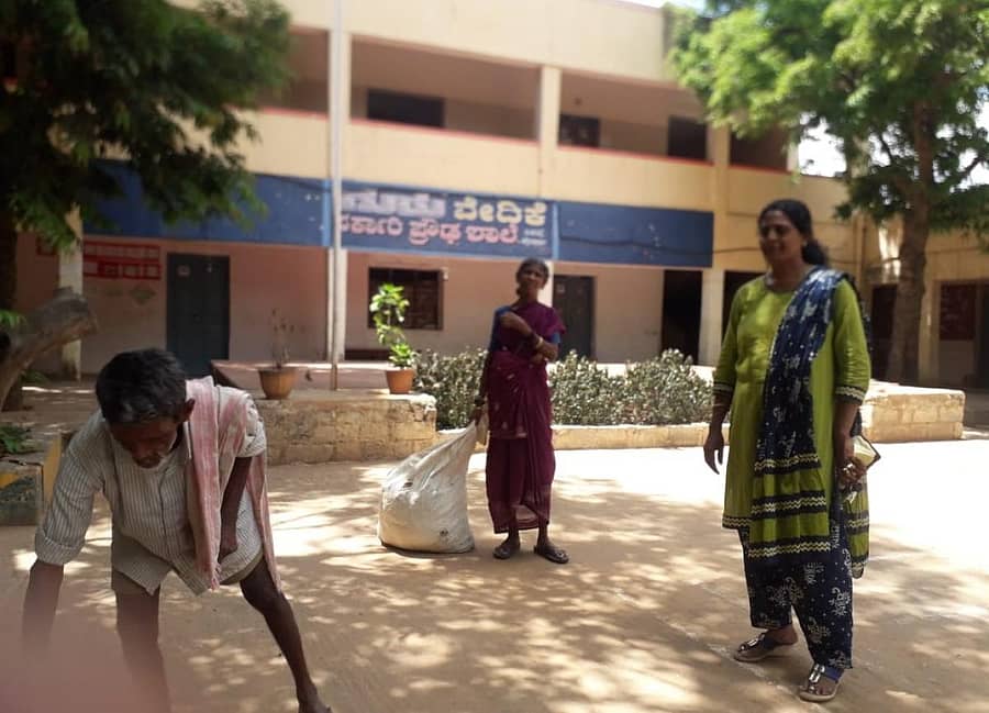 ಚಿಕ್ಕಬಳ್ಳಾಪುರದ ಬಿ.ಬಿ.ರಸ್ತೆಯಲ್ಲಿರುವ ಸರ್ಕಾರಿ ಪ್ರೌಢಶಾಲೆಯನ್ನು ಶಿಕ್ಷಕರು ಗುರುವಾರ ಶುಚಿ ಮಾಡಿಸಿದರು.