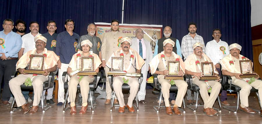 ಅನ್ವೇಷನಾ ಟ್ರಸ್ಟ್ ವತಿಯಿಂದ ಪೊಲೀಸ್ ಅಧಿಕಾರಿಗಳಾದ (ಎಡದಿಂದ) ಎಂ.ಎಸ್.ಪೂರ್ಣಚಂದ್ರ ತೇಜಸ್ವಿ, ಕೆ.ಸಿ.ದಿವ್ಯಶ್ರೀ, ಡಾ.ಎನ್.ಪ್ರಕಾಶ್ ಗೌಡ, ಶಿವರಾಜು, ಎಂ.ಶಿವಶಂಕರ್ ಮತ್ತು ಎನ್.ಸಂದೇಶ್ ಕುಮಾರ್ ಅವರನ್ನು ಗೌರವಿಸಲಾಯಿತು. ಯದುವೀರ ಕೃಷ್ಣದತ್ತ ಚಾಮರಾಜ ಒಡೆಯರ್, ಡಾ.ಎಂ.ಜಿ.ಆರ್.ಅರಸ್, ಡಿ.ಸತೀಶ್ ಚೌಹಾಣ್ ಗುರೂಜಿ, ಶಿವಕುಮಾರ್ ಮತ್ತಿತರರು ಇದ್ದಾರೆ