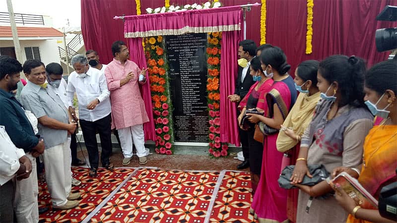 ಕೊಡಗು ನೆರೆ ಸಂತ್ರಸ್ತರಿಗೆ ಸಚಿವರಾದ ವಿ.ಸೋಮಣ್ಣ ಹಾಗೂ ಆರ್.ಅಶೋಕ್ ಕೀ ಹಸ್ತಾಂತರ ಮಾಡಿದರು.