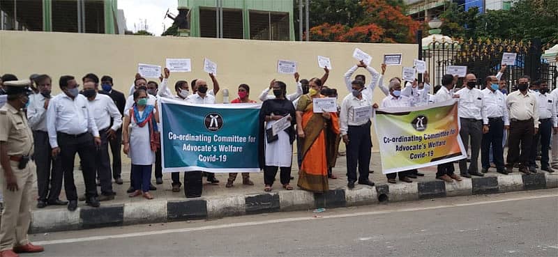 ಬೆಂಗಳೂರಿನಲ್ಲಿ ನ್ಯಾಯಾಲಯದ ಕಲಾಪ ಆರಂಭಿಸುವಂತೆ ವಕೀಲರು ಪ್ರತಿಭಟನೆ ನಡೆಸಿದರು.