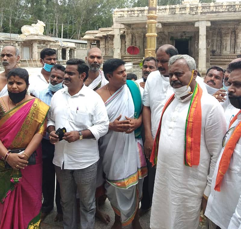 ಡಿಸೆಂಬರ್‌ನಲ್ಲಿ ನಡೆಯಬೇಕಿರುವ ಪಂಚಲಿಂಗ ದರ್ಶನ ಉತ್ಸವ ಹಿನ್ನೆಲೆಯಲ್ಲಿ ಜಿಲ್ಲಾ ಉಸ್ತುವಾರಿ ಸಚಿವ ಎಸ್.ಟಿ.ಸೋಮಶೇಖರ್ ಅವರಿಂದ ತಲಕಾಡಿನಲ್ಲಿ ದೇಗುಲಗಳ ವೀಕ್ಷಣೆ... ವೈದ್ಯನಾಥೇಶ್ವರ, ಮರಳೇಶ್ವರ, ಪಾತಾಳೇಶ್ವರ, ಮುಡುಕುತೊರೆ ಯಲ್ಲಿ ಮಲ್ಲಿಕಾರ್ಜುನೇಶ್ವರ, ಅರ್ಕೇಶ್ವರ ದರ್ಶನ