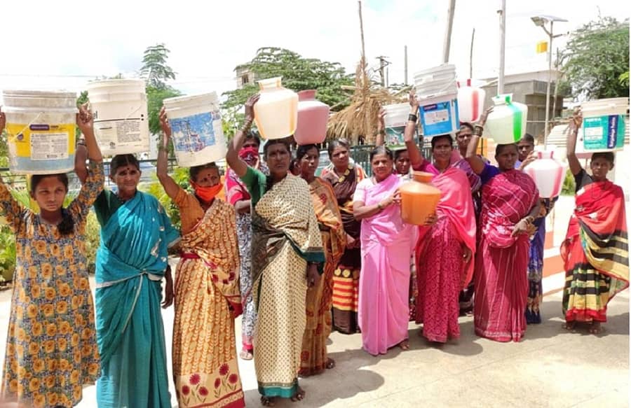 ಮುಮ್ಮನಹಳ್ಳಿ ಗ್ರಾಮಸ್ಥರು ಪಲಿಚೇರ್ಲು ಗ್ರಾಮ ಪಂಚಾಯಿತಿ ಕಚೇರಿ ಎದುರು ಖಾಲಿ ಕೊಡಗಳೊಂದಿಗೆ ಪ್ರತಿಭಟನೆ ನಡೆಸಿದರು