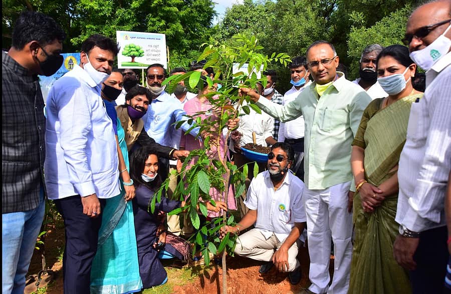 ಸ್ವಾತಂತ್ರ್ಯ ಉದ್ಯಾನದಲ್ಲಿ ಸಸಿ ನೆಡುವ ಮೂಲಕ ಗಣ್ಯರು ‘ಕೋಟಿ ವೃಕ್ಷ ಆಂದೋಲನ’ಕ್ಕೆ ಚಾಲನೆ ನೀಡಿದರು ಪ್ರಜಾವಾಣಿ ಚಿತ್ರ