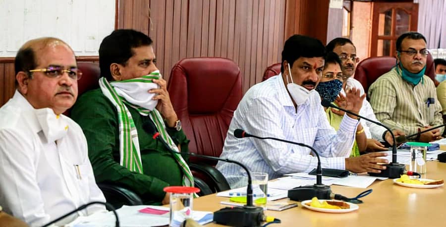 ಬೆಳಗಾವಿಯಲ್ಲಿ ಶುಕ್ರವಾರ ನಡೆದ ಅಧಿಕಾರಿಗಳ ಸಭೆಯಲ್ಲಿ ಜಿಲ್ಲಾ ಉಸ್ತುವಾರಿ ಸಚಿವ ರಮೇಶ ಜಾರಕಿಹೊಳಿ ಮಾತನಾಡಿದರು