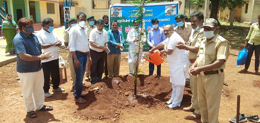 ಹುಮನಾಬಾದ್ನಲ್ಲಿ ಶುಕ್ರವಾರ ನಡೆದ ವಿಶ್ವ ಪರಿಸರ ದಿನಾಚಾರಣೆಯಲ್ಲಿ ವಿಧಾನ ಪರಿಷತ ಸದಸ್ಯ ಡಾ.ಚಂದ್ರಶೇಖರ್ ಪಾಟೀಲ ಅವರು ಸಸಿಗೆ ನಿರು ಹಾಕಿದರು