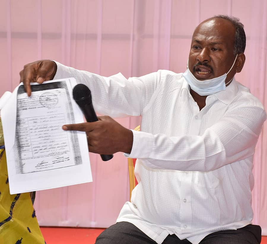 ಬೀದರ್ನಲ್ಲಿ ಶುಕ್ರವಾರ ಔರಾದ್ ಮೀಸಲು ವಿಧಾನಸಭಾ ಕ್ಷೇತ್ರದ ಪರಾಜಿತ ಕಾಂಗ್ರೆಸ್ ಅಭ್ಯರ್ಥಿ ವಿಜಯಕುಮಾರ ಕೌಡಿಯಾಳ ಅವರು ಜಿಲ್ಲಾ ಉಸ್ತುವಾರಿ ಸಚಿವ ಪ್ರಭು ಚವಾಣ್ ಮಹಾರಾಷ್ಟ್ರದಲ್ಲಿ ಅಧ್ಯಯನ ಮಾಡಿದ ದಾಖಲೆಗಳನ್ನು ಪ್ರದರ್ಶಿಸಿದರು