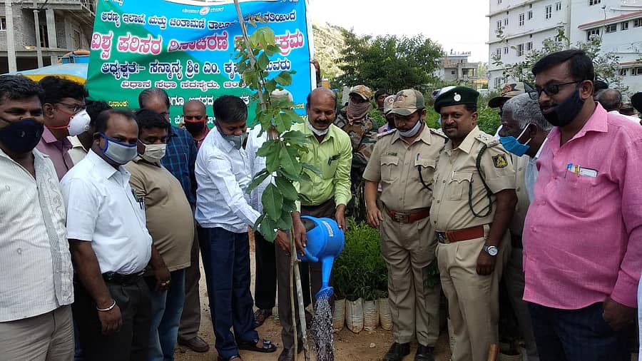 ಚಿಂತಾಮಣಿಯಲ್ಲಿ ಅರಣ್ಯ ಇಲಾಖೆ ಆಯೋಜಿಸಿದ್ದ ಕಾರ್ಯಕ್ರಮಕ್ಕೆ ಶಾಸಕ ಎಂ.ಕೃಷ್ಣಾರೆಡ್ಡಿ ಗಿಡ ನೆಡುವ ಮೂಲಕ ಚಾಲನೆ ನೀಡಿದರು