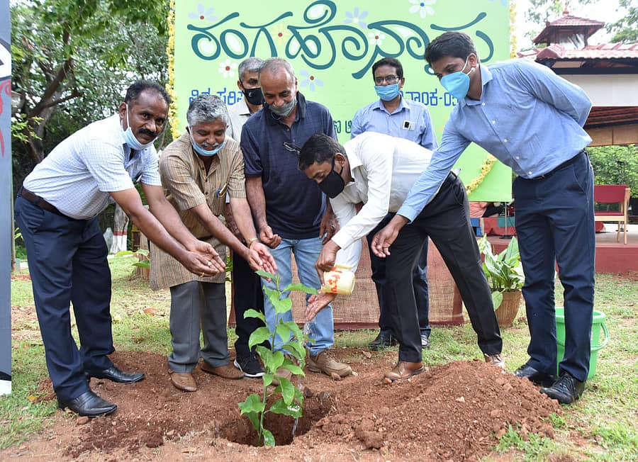 ವಿಶ್ವ ಪರಿಸರ ದಿನದ ಅಂಗವಾಗಿ ರಂಗಾಯಣದ ಆವರಣದಲ್ಲಿ ಗಿಡ ನೆಟ್ಟು ನೀರುಣಿಸಲಾಯಿತು. ವಿ.ಎಸ್.ಮಲ್ಲಿಕಾರ್ಜುನ ಸ್ವಾಮಿ, ಅಡ್ಡಂಡ ಸಿ.ಕಾರ್ಯಪ್ಪ, ಅಲೆಕ್ಸಾಂಡರ್, ಕೃಪಾಕರ, ಶ್ರೀಧರ್, ಹೀರಾಲಾಲ್, ಕೆ.ಸಿ.ಪ್ರಶಾಂತ್ ಕುಮಾರ್ ಇದ್ದಾರೆ