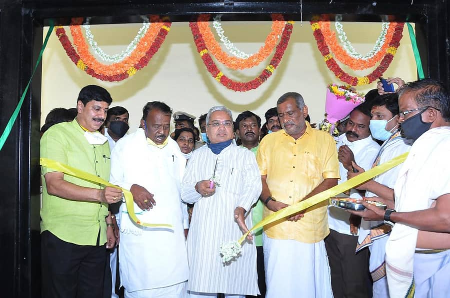 ಪಾವಗಡ ತುಮಕೂರು ರಸ್ತೆಯಲ್ಲಿರುವ ಅಂಬೇಡ್ಕರ್ ಭವನವನ್ನು ಉಪಮುಖ್ಯಮಂತ್ರಿ ಗೋವಿಂದ ಎಂ.ಕಾರಜೋಳ ಉದ್ಘಾಟಿಸಿದರು