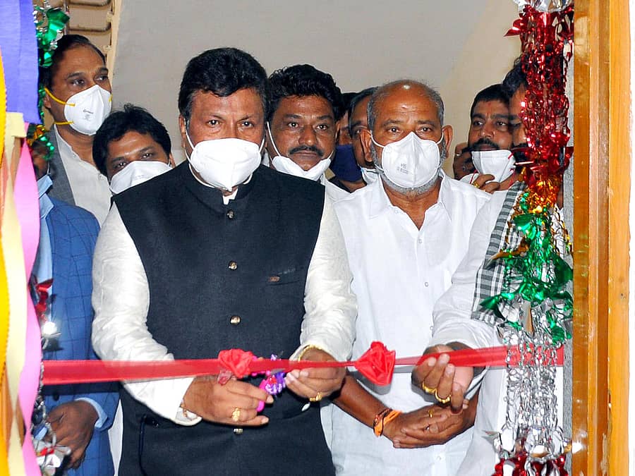 ಕೊಪ್ಪಳದ ಗಂಗಾವತಿ ರಸ್ತೆಯಲ್ಲಿನ ಕೊಪ್ಪಳ ವೈದ್ಯಕೀಯ ವಿಜ್ಞಾನಗಳ ಸಂಸ್ಥೆ (ಕಿಮ್ಸ್) ಯಲ್ಲಿ ಶುಕ್ರವಾರ ಕೋವಿಡ್-19 ಸ್ಕ್ರೀನಿಂಗ್ ಪರೀಕ್ಷೆ ಹಾಗೂ ಆರ್ಟಿಪಿಸಿಆರ್ ಪ್ರಯೋಗಾಲಯವನ್ನು ಕೃಷಿ ಹಾಗೂ ಜಿಲ್ಲಾ ಉಸ್ತುವಾರಿ ಸಚಿವ ಬಿ.ಸಿ.ಪಾಟೀಲ್ ಉದ್ಘಾಟಿಸಿದರು