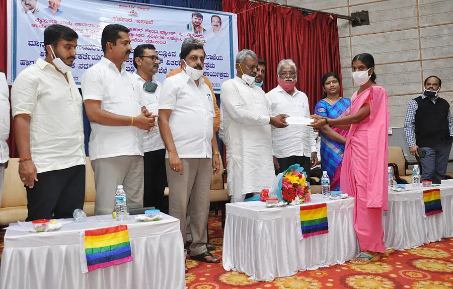 ಸಹಕಾರ ಸಚಿವ ಎಸ್‌.ಟಿ.ಸೋಮಶೇಖರ್‌ ಅವರು ಆಶಾ ಕಾರ್ಯಕರ್ತೆಯೊಬ್ಬರಿಗೆ ಪ್ರೋತ್ಸಾಹಧನದ ಚೆಕ್‌ ವಿತರಿಸಿದರು